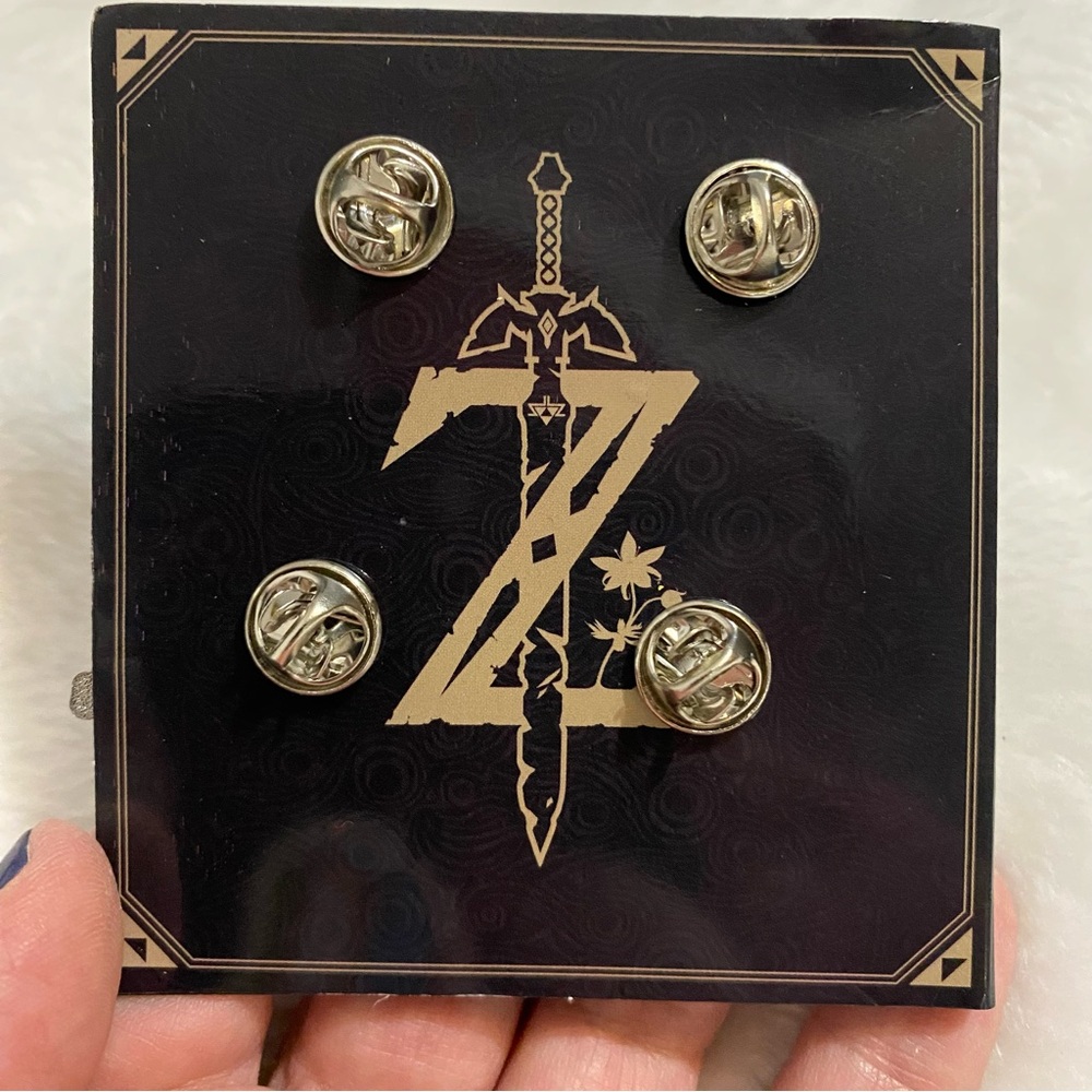 NWT Official Nintendo The Legend of Zelda Breath of the Wild Champions Pin Set - Picture 3 of 5